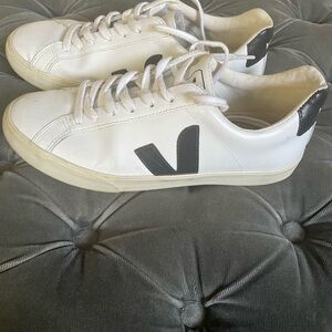 Gently worn Veja’s white w/blue logo